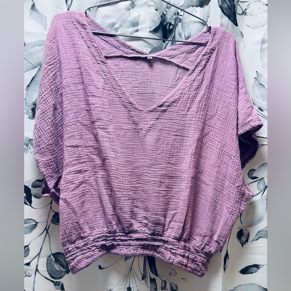 Oh My Gauze Romane V-Neck Top in Lavender / Orchid